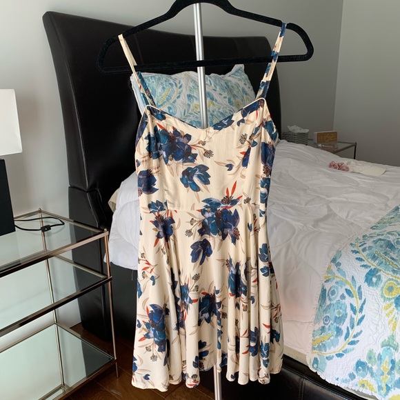 Aritzia Talula Lipinski Floral Dress - Picture 2 of 5
